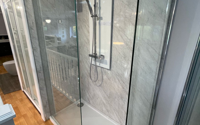 Walk-in Shower Enclosure Display – A Contemporary Design