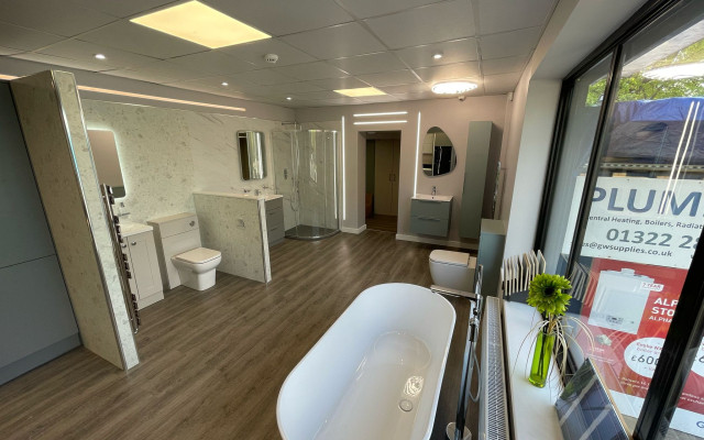 Discover our stunning free-standing bath in this modern showroom setting!
